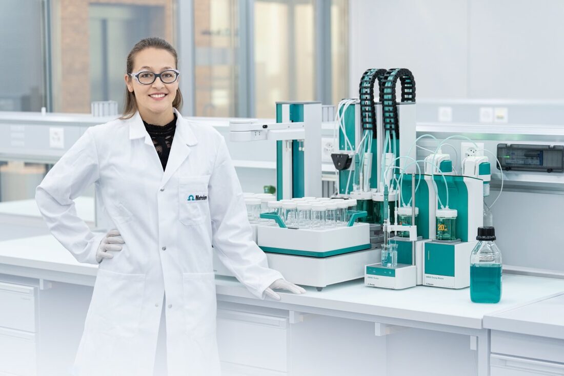 OMNIS, automation, OMNIS Sample Robot S, OMNIS titrator, OMNIS dosing module, titration, covered beakers, OMNIS sample rack, female scientist, Mona Wagner