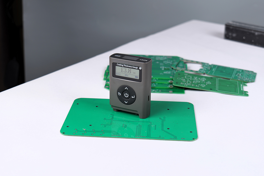 PCB板三防漆膜厚测试仪实测，林上LS226精度媲美德国品牌